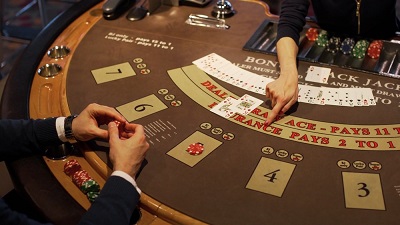 en man spelar ett casinospel
